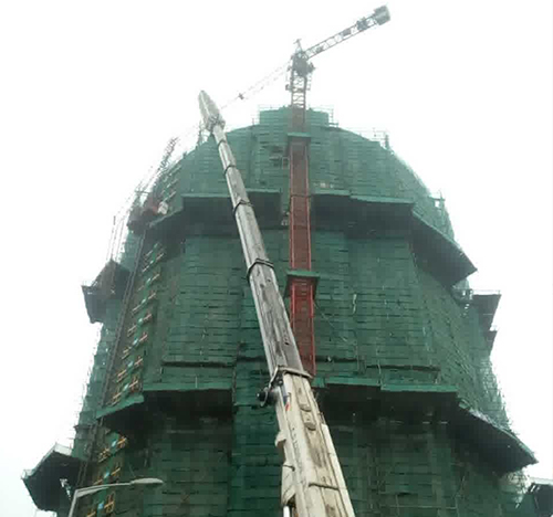 盐城市吊车在工地上作业